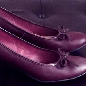 Jaclyn Smith Burgundy Pumps
